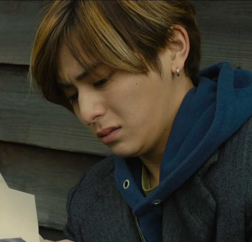 手紙を読む男性のイメージ